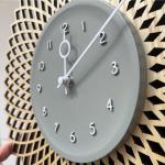 グレー色の文字盤