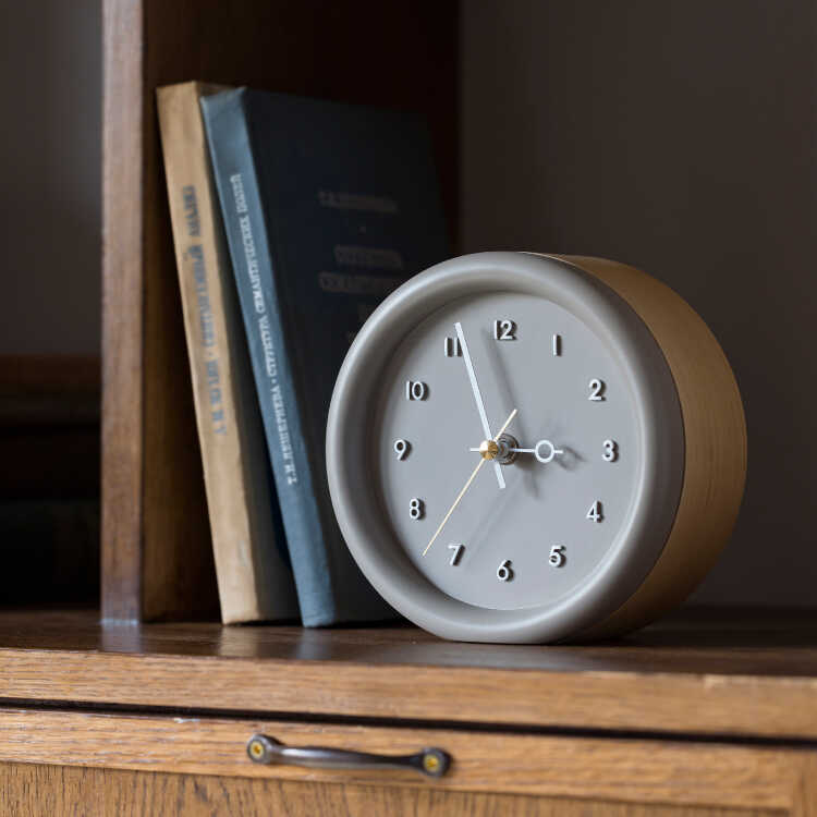 CL-2582 丸いフォルムが可愛い木製の置き時計・静かな連続秒針