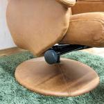 座面下にレバー付き