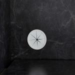 背面2ヶ所にコード穴つき