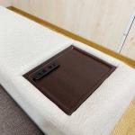 コップが置ける便利なテーブル付き