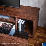 向かって右側にコンパクトな収納スペース