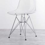 脚はスタイリッシュなスチール脚