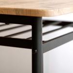 フレームはシックなブラックスチールを使用