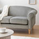 背もたれは少し傾斜がかかっている