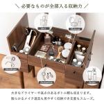 天板下と両サイドの収納スペース