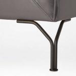 脚はスタイリッシュなスチール製