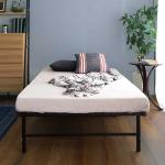 素材は無骨なスチールを採用