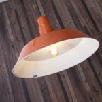 シェードの下部は広く開いている仕様