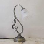 アンティークなお花のガラス製テーブルランプ