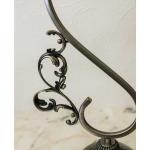 シェードを支えるアイアンフレーム