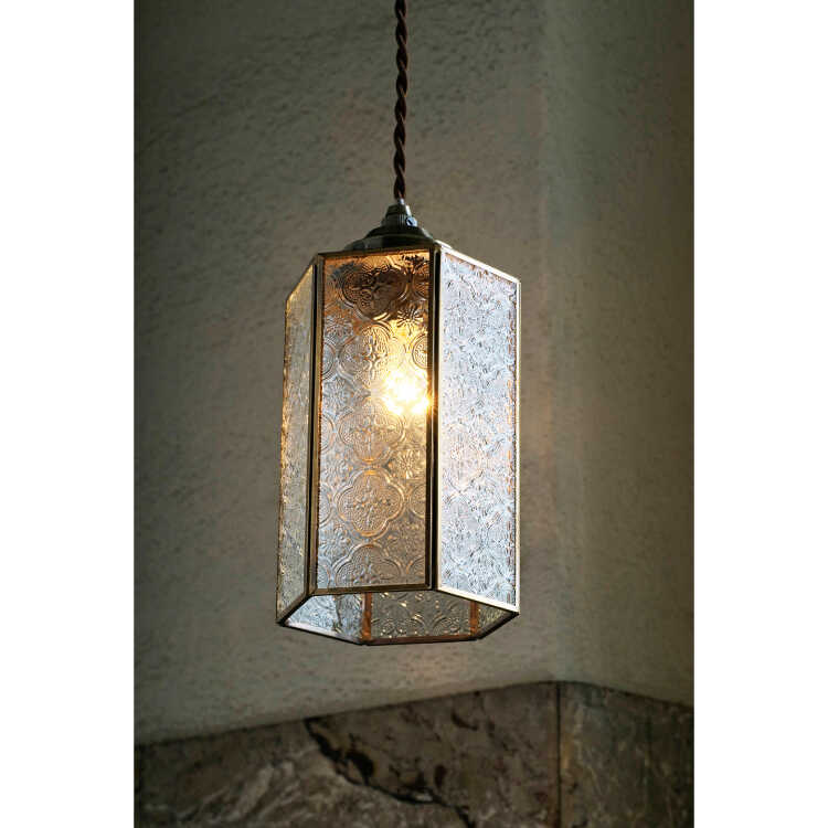 放射状模様の金属製ペンダント 放射状模様の金属製ペンダント