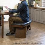 座面の後方はわずかに膨らんでいる