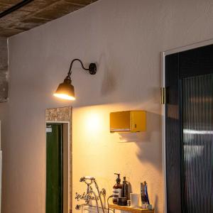 壁に光を当てる