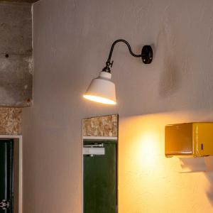 シェードはスチール製