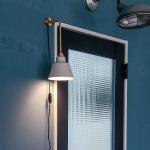 壁面に光を当てる