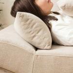 寝転んだ際の枕として