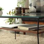 棚板はリモコンや雑誌などを気軽に置けて便利