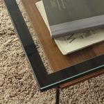 ガラス天板越しに棚板の木目が見える