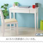 清潔感漂うホワイト塗装の机﻿
