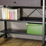 足元には2枚の棚板