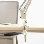 スタンドやアームを取り付け可能