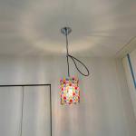 天井に大きな影の輪が映り込む