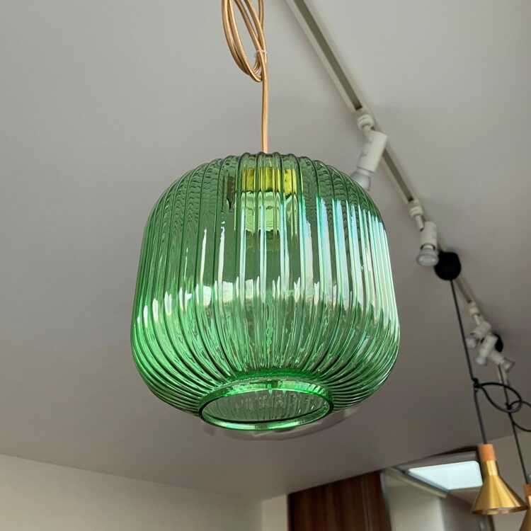 緑色の穴あきデザインテーブルランプ 緑色の穴あきデザインテーブルランプ