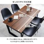 4人で座っても余裕の広さ