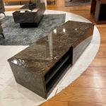 高い輝度と反射