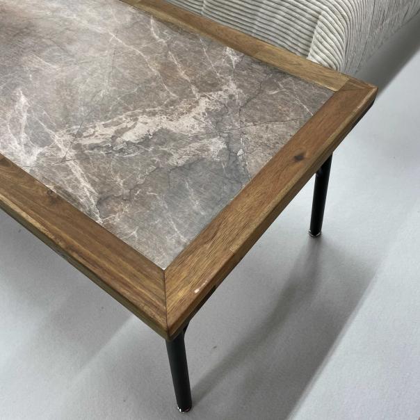 枠には天然木アカシア材