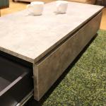 天板が宙に浮いたようなデザイン