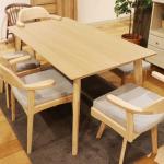 北欧ナチュラルテイストのダイニングテーブル