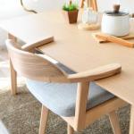 両肘をダイニングテーブルの天板に掛けられる