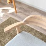 テーブルの幕板に当たらない肘