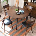 4人で座っても充分な広さ