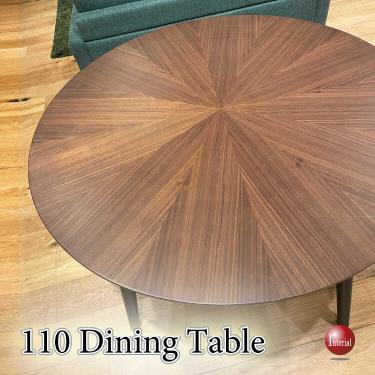 直径110cm・天然木ウォールナット製の円形ダイニングテーブル(ブラウン色)