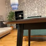 スタイリッシュな脚も天然木製﻿