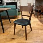 背中のフィット感が心地良いダイニングチェア