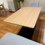 迫力のある豪華なオーク材の天板