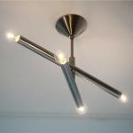 長短2本のアームが回転するシーリングライト