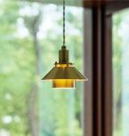 シェードの隙間から淡い光が漏れる