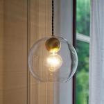 ゴールド色ソケットと電球の重なりが鮮明