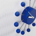 青のコンストラストがアートな魅力