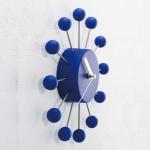 白い壁にくっきりと浮かび上がるコンストラスト