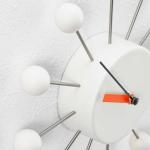 アクセントのオレンジカラーの針