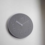 モダンアートな魅力の壁掛け時計