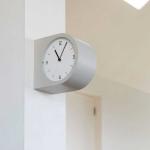 離れた位置からでも見やすい文字盤