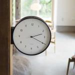 天然木オーク材で作られた希少な両面時計