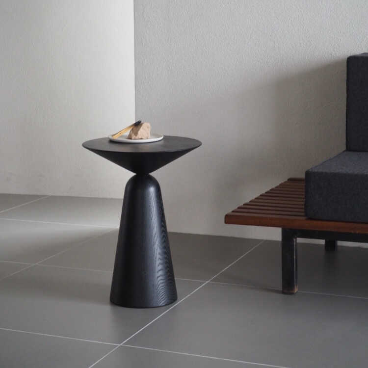 アーティスティックな黒いサイドテーブル｜アーティスティックな黒い